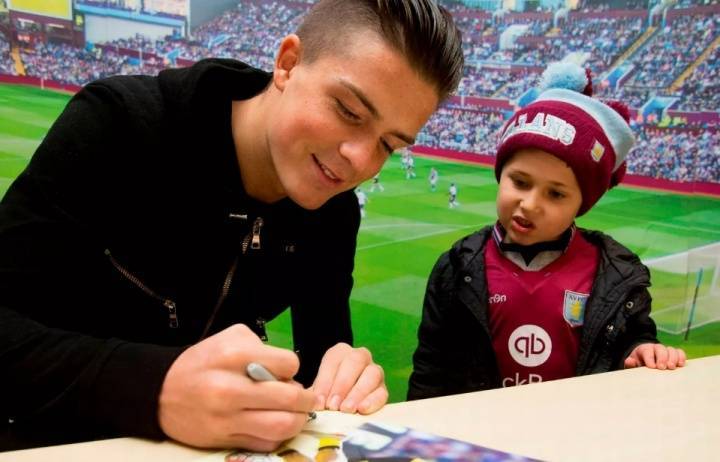 英媒：反人类握笔姿势！格拉利什签约埃弗顿因握笔姿势抢镜