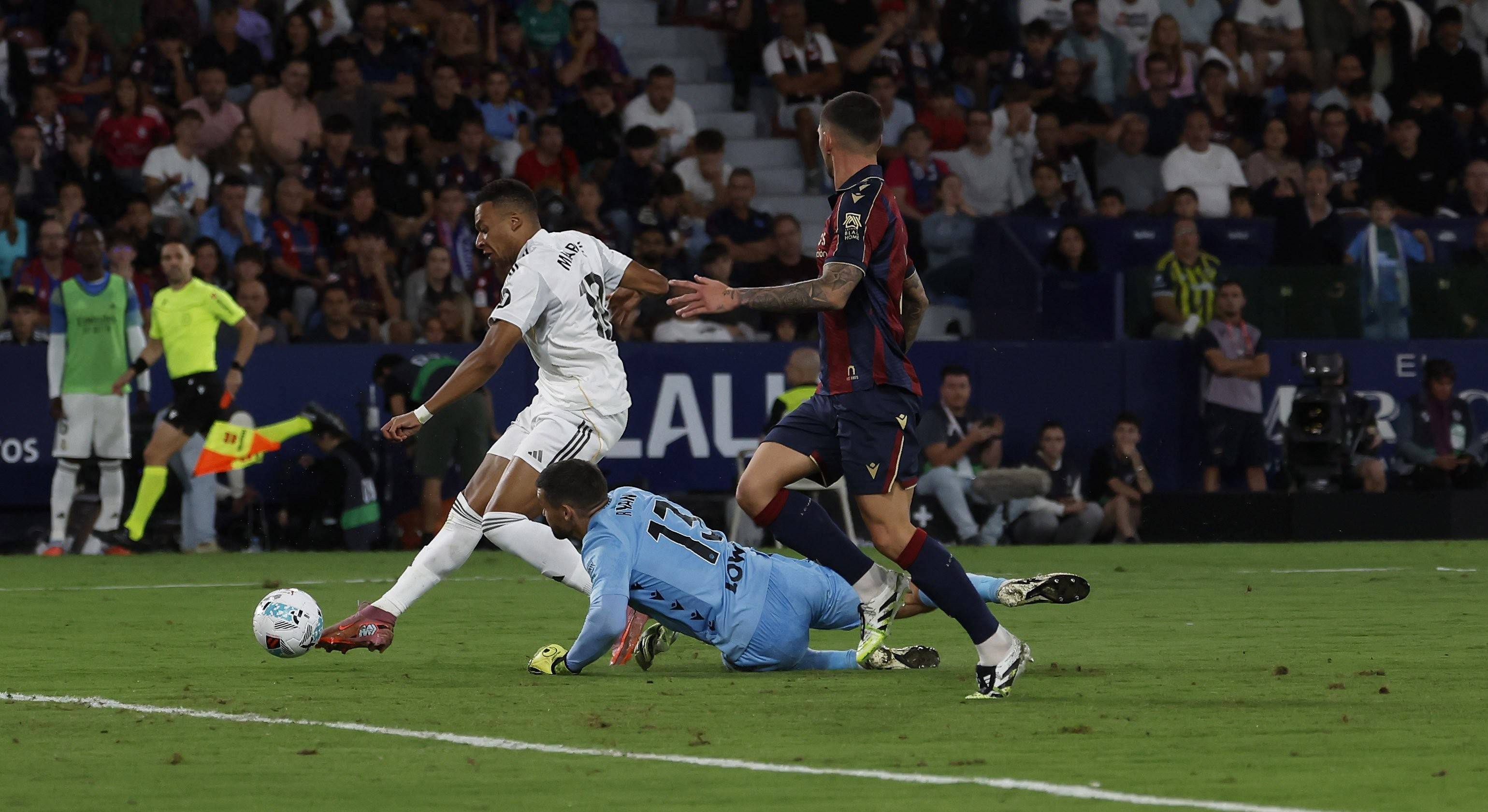 姆巴佩杀疯了：2分钟双响西甲40战38球！搂着阿隆索笑开花